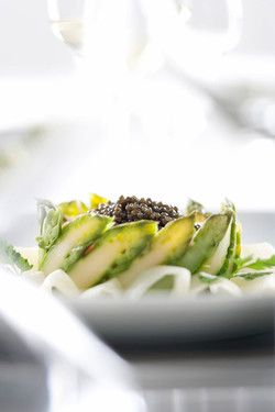 Chartreuse d'asperges à l'araignée de mer et au caviar