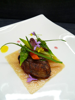 Pigeon de Mesquer acidulé à la rhubarbe et aux asperges de pays