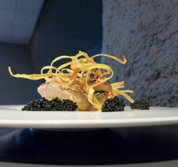 Filet de mulet Noir au caviar de hareng fumé, endives, scorsonère croustillant