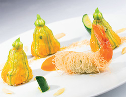 Recette Fleur de courgette farcie au tourteau, condiment tomate épicée