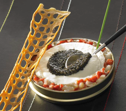 Concassé de veau aux piquillos, spouma de pommes de terre de Noirmoutier et caviar Sturia « Primeur »