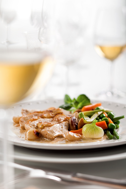 Fricassée de poulet de Bresse aux gousses d'ail, sauce foie gras