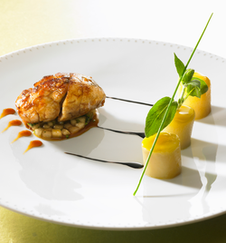 Ris de veau laqué à l'orange et au gingembre, concassée de poires et échalotes, pommes de terre fondantes.
